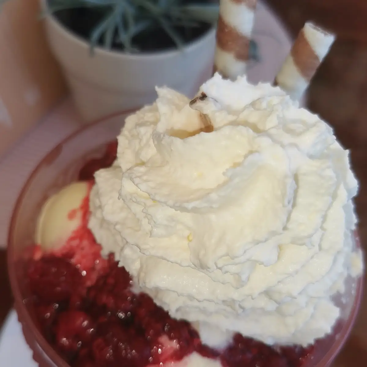 Eis Mit Heißen Himbeeren
