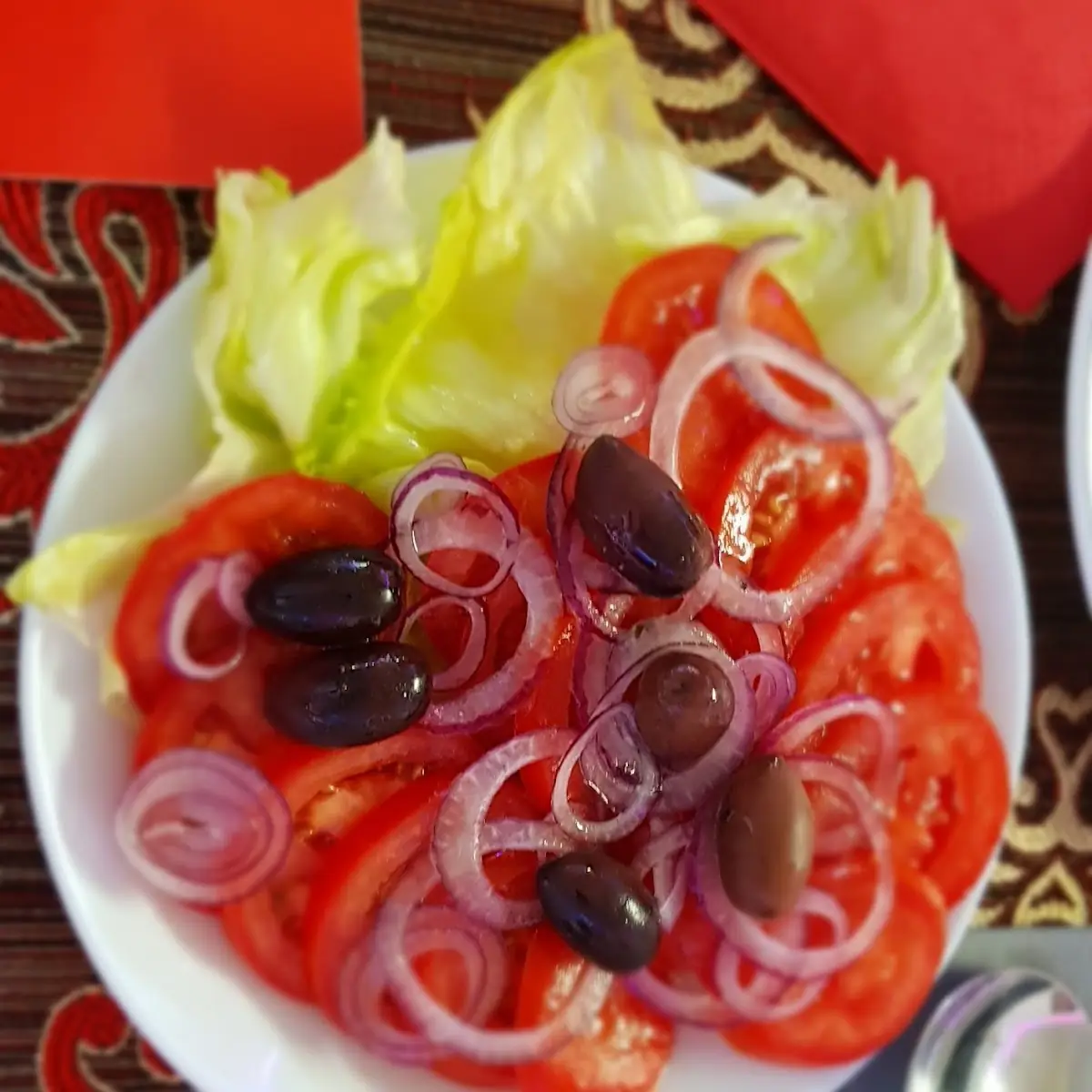 Salat Mit Tomaten Zwiebel Und Oliven