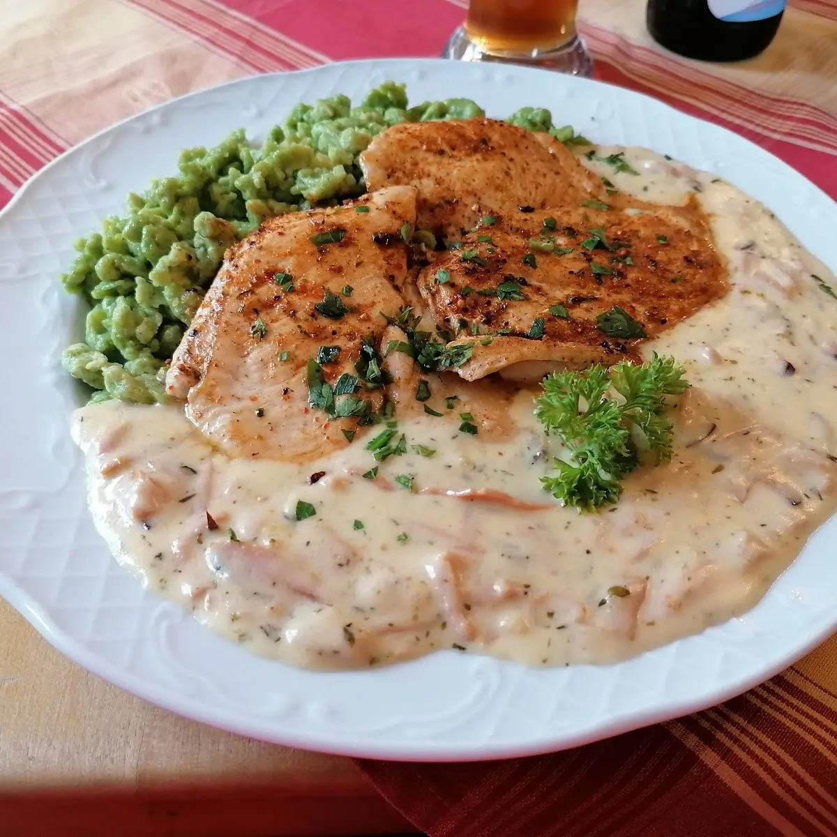 Pannonische Hühnerbrust Mit Spinatspätzle Und Obers-schinken-sauce