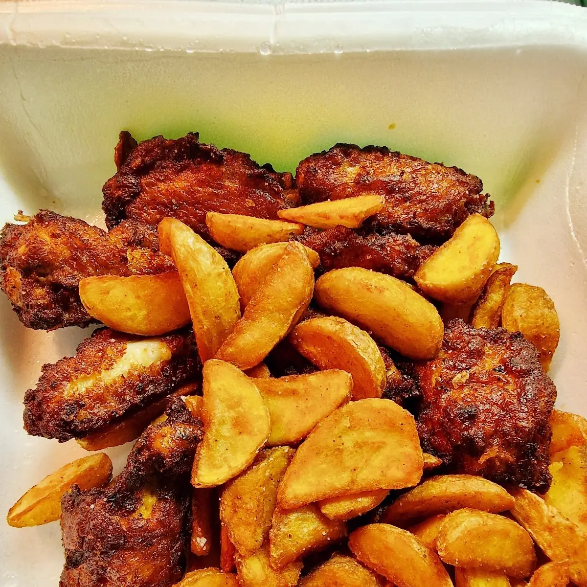 Chicken Wings Mit Kartoffel Wedges