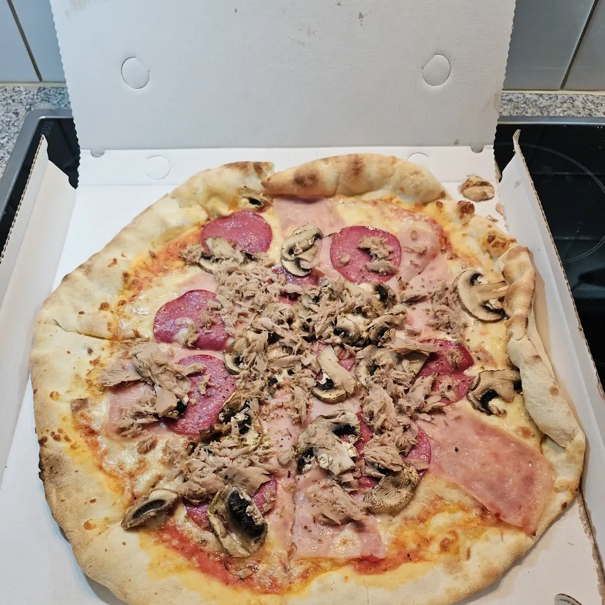 Pizza Gigante Mit Schinken Salami Und Thunfisch