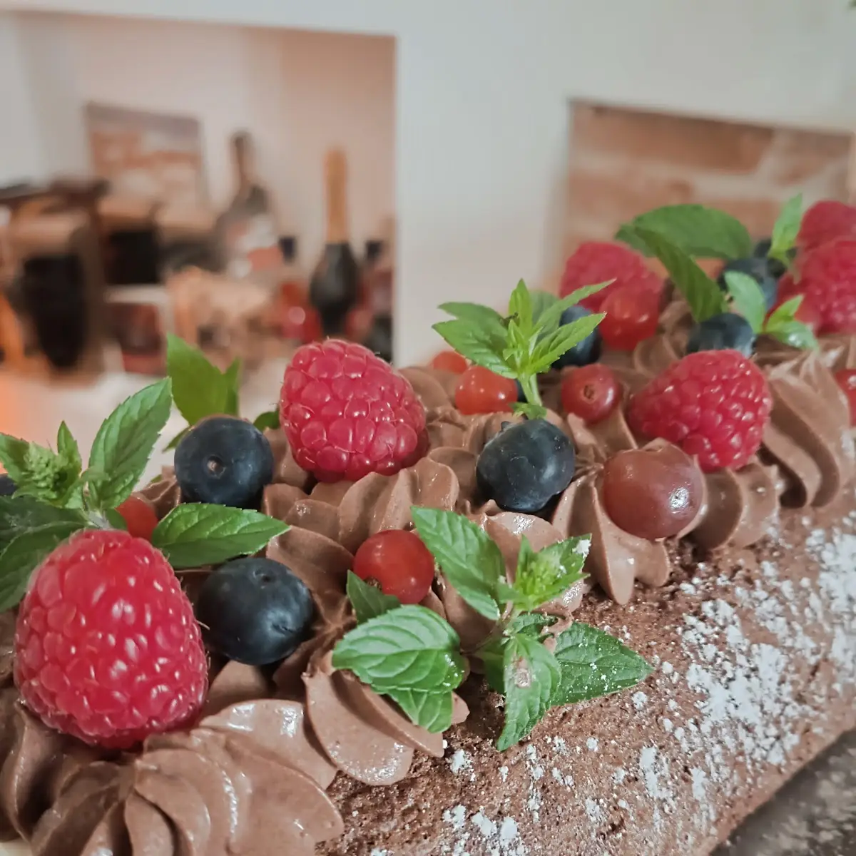 Schoko Früchte Minze Roulade