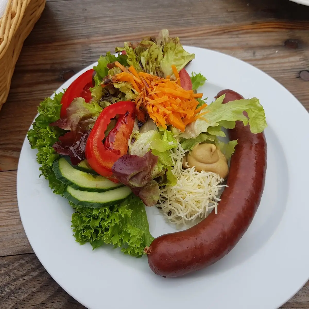 Hauswurst Mit Salat Und Meerrettich