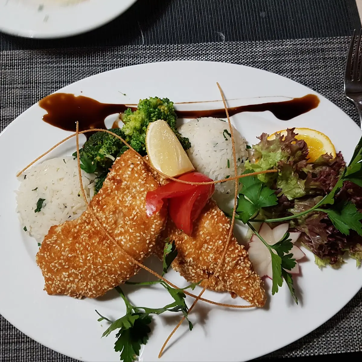 Gebackenes Hühnerfilet Mit Sesam Petasilienreis Und Broccoli