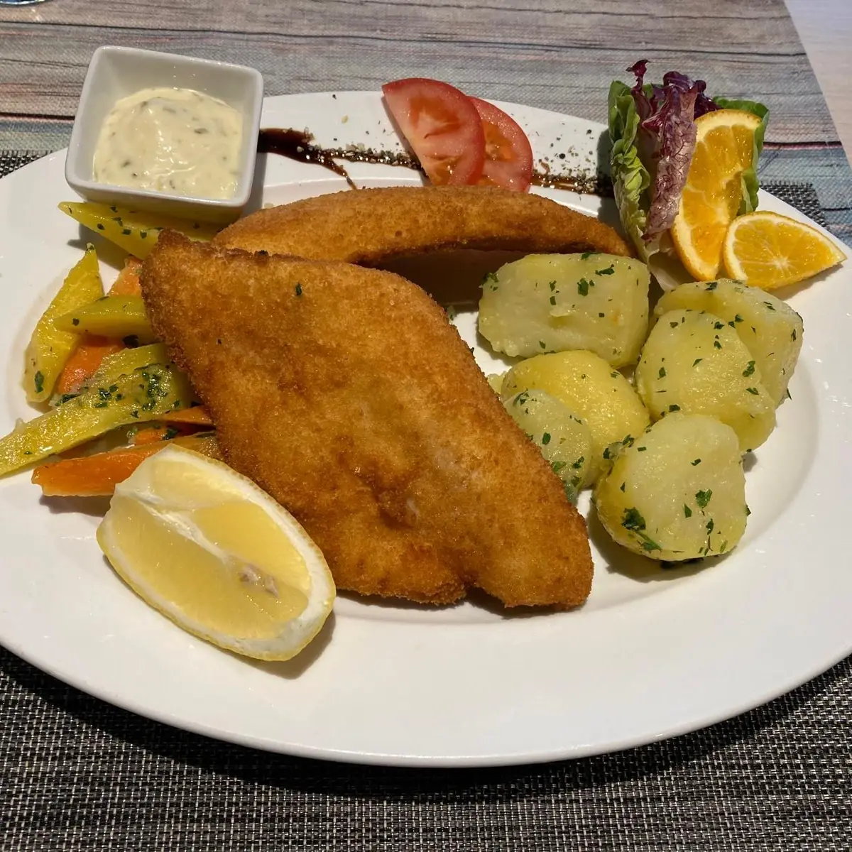 Gebackenes Zanderfilet Mit Petersilkartoffel Und Karottengemüse
