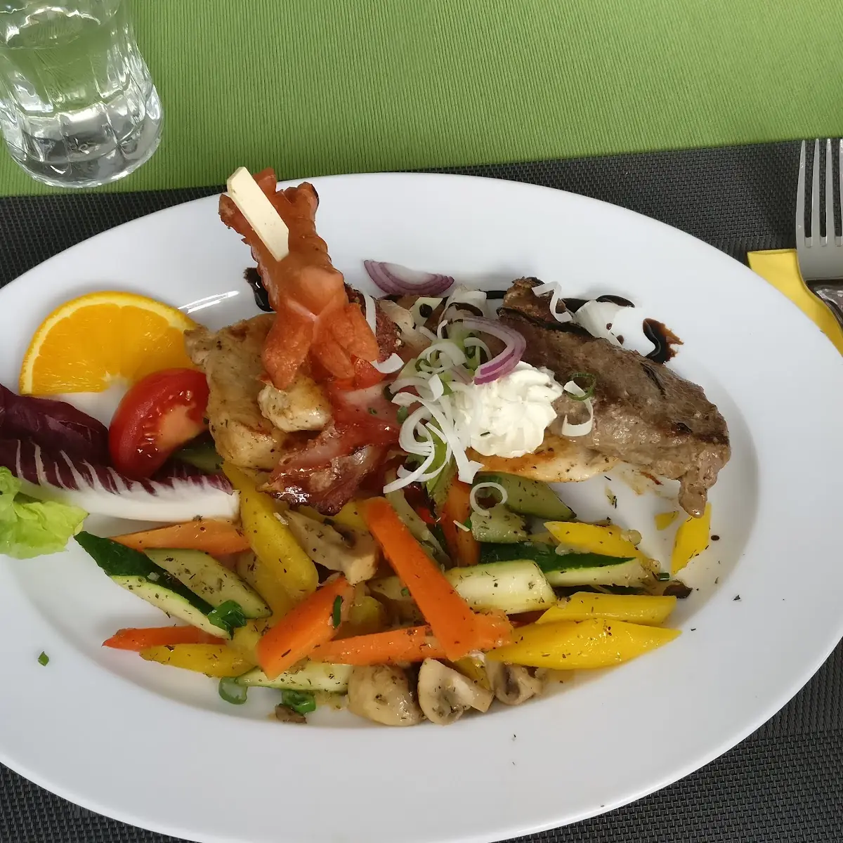 Gemischte Grillplatte Mit Grillgemüse Und Pommes