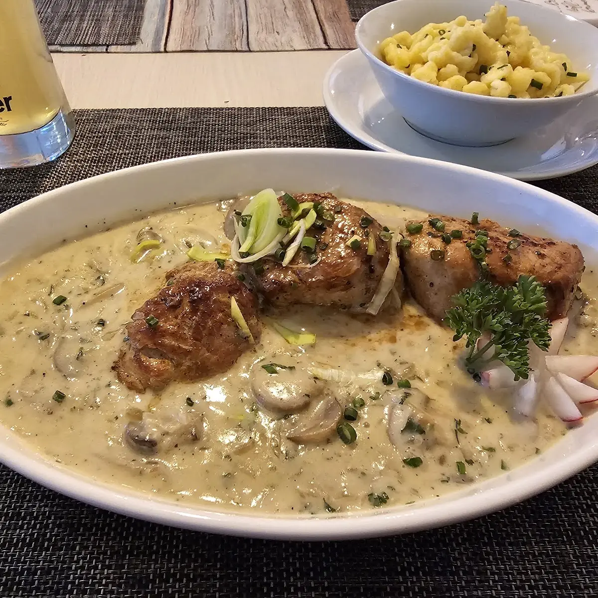 Schweinemedaillons In Champignonsauce Mit Butterspätzle