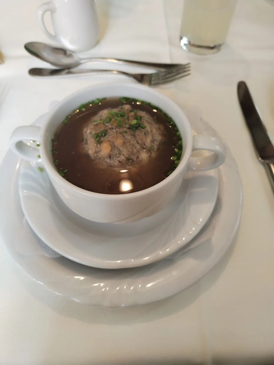 Hausgemachte Leberknödelsuppe