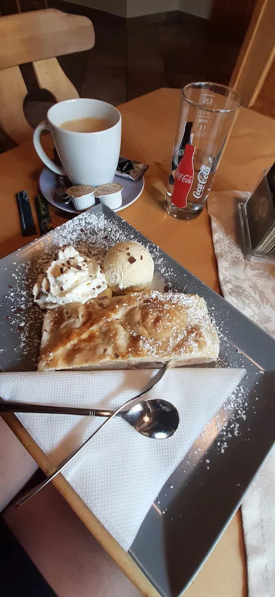 Apfelstrudel Mit Eis Und
