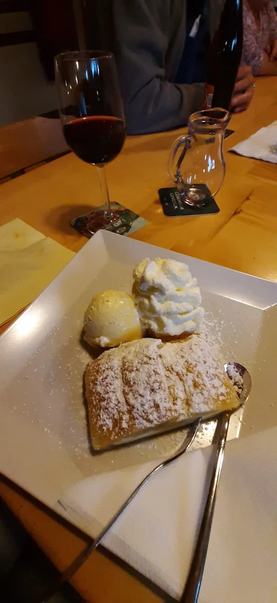 Apfelstrudel Mit Schlagobers Und Eis