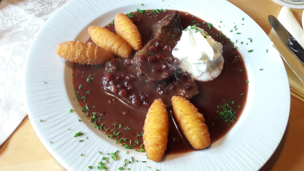 Hirschbraten Mit Kroketten Und Salat