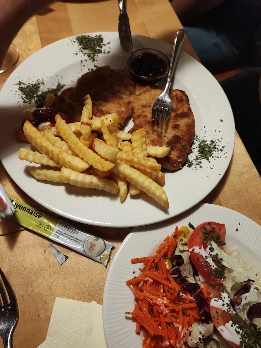 Wiener Schnitzel Mit Pommes Und Salat