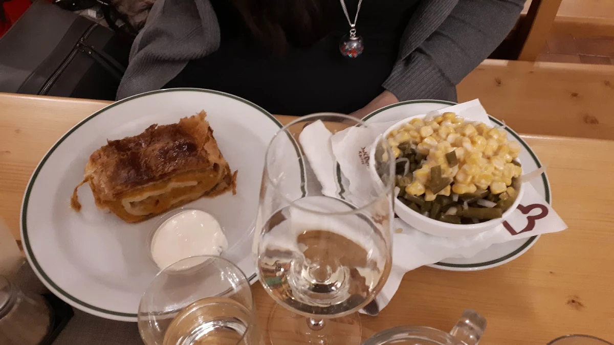 Erdapfel-kürbisstrudel Mit Gemischtem Salat