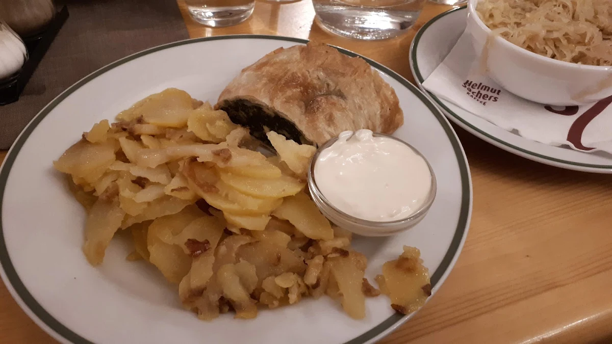 Spinatstrudel Mit Erdapfelschmarrn Und Sauerkraut