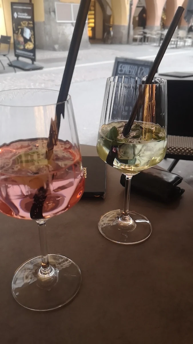Lillet Wild Berry Und Basilikum Spritzer