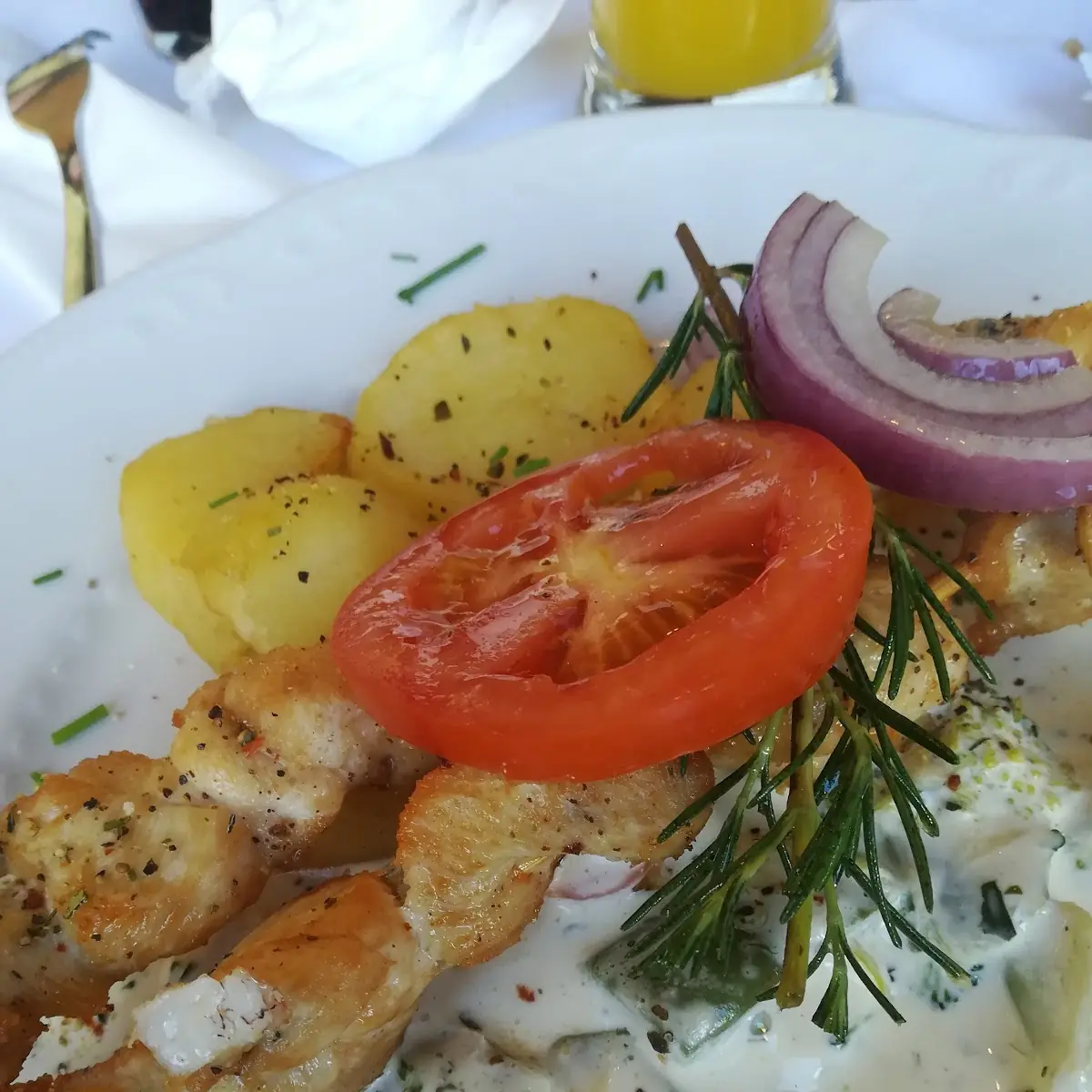 Hühnerspieß Mit Bratkartoffeln Und Cremegemüse