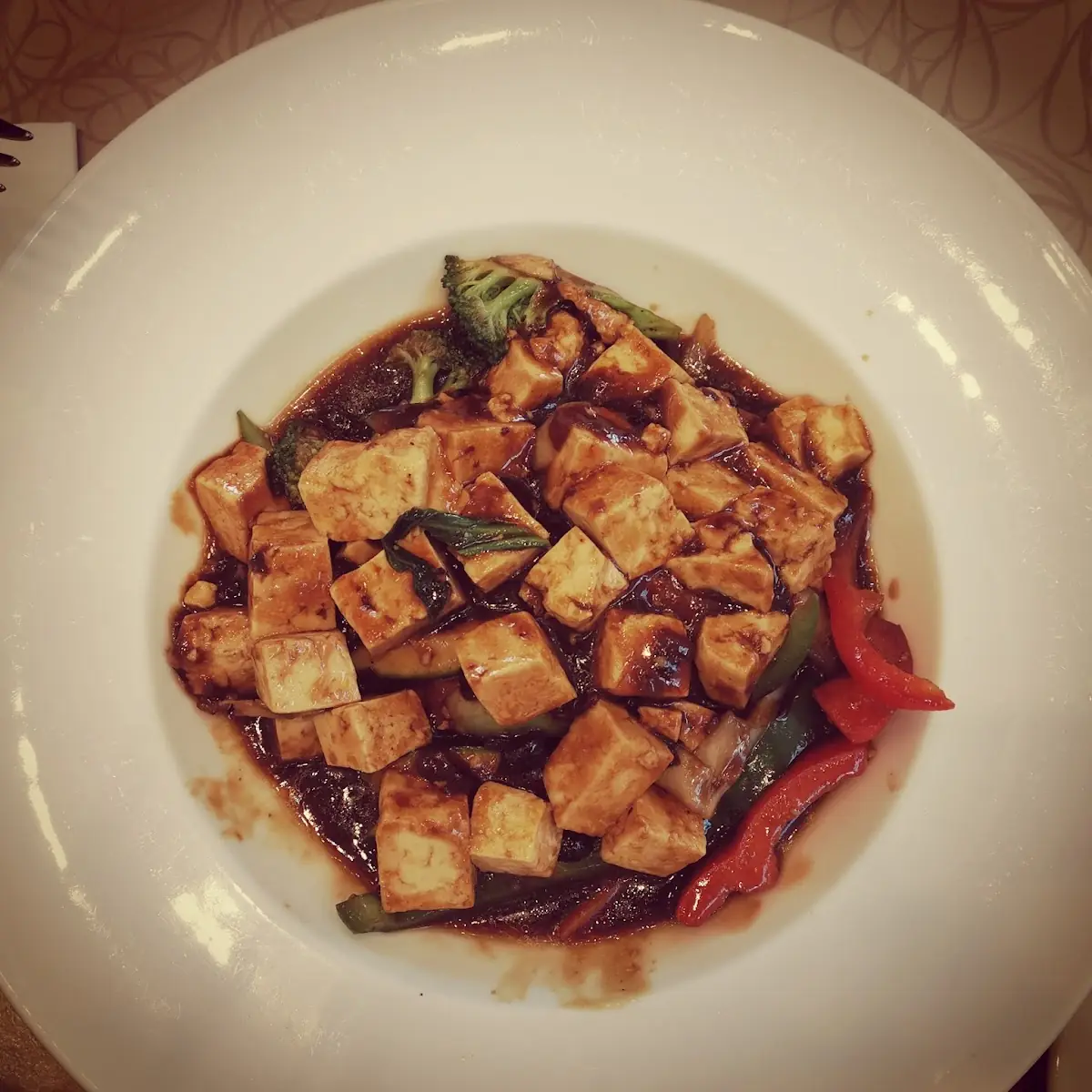 Tofu Mit Gemüse Und Roten Bohnen Scharf