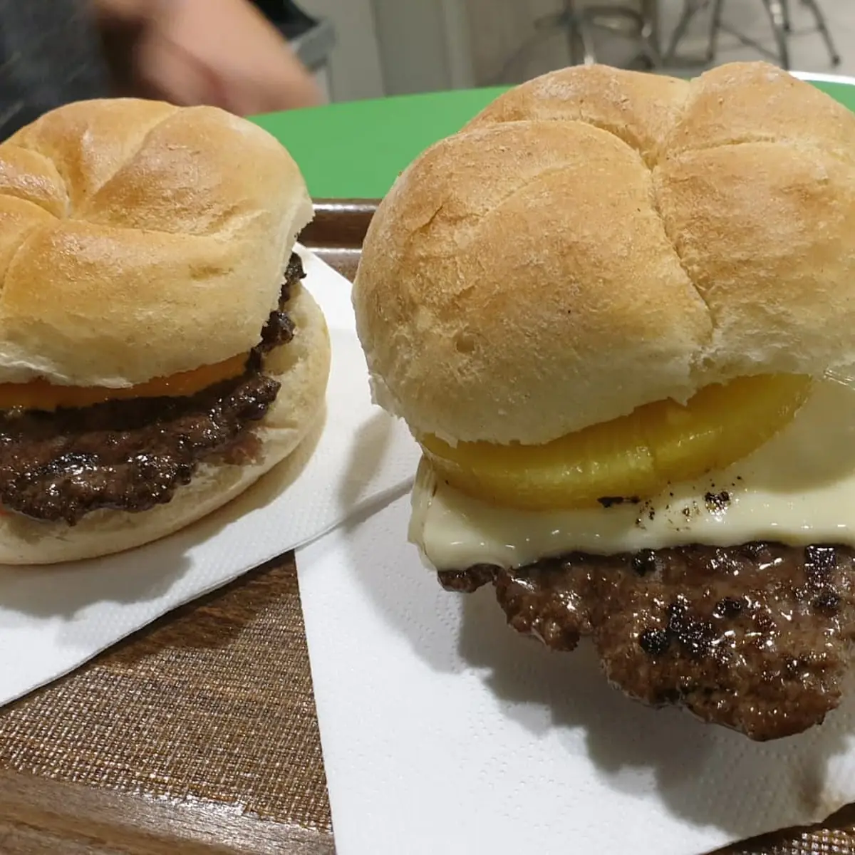 Burger Mit Käse Ananas Und Zwiebelsoß
