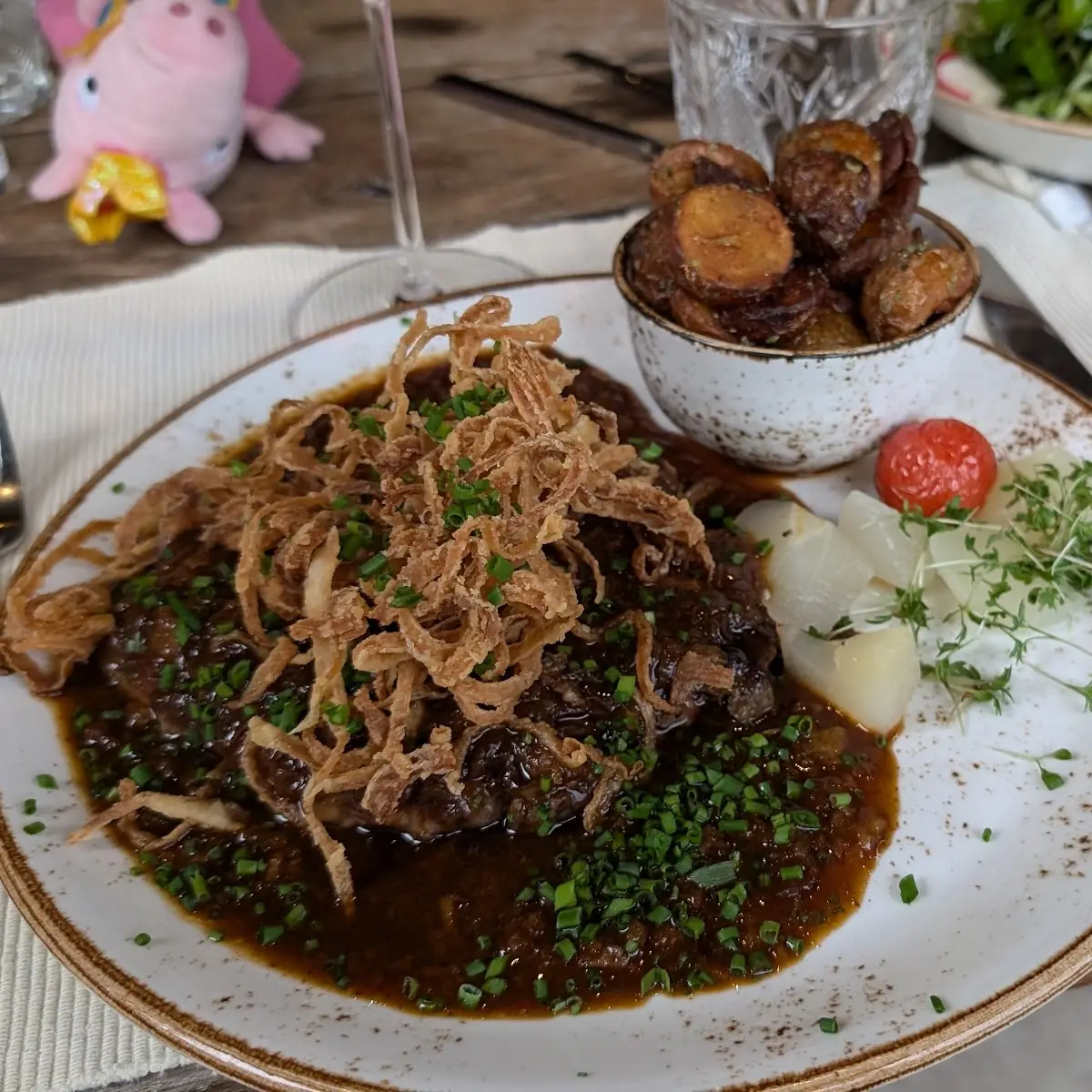 Rosa Gebratener Zwiebelrostbraten Vom Simmentaler Fleckvieh