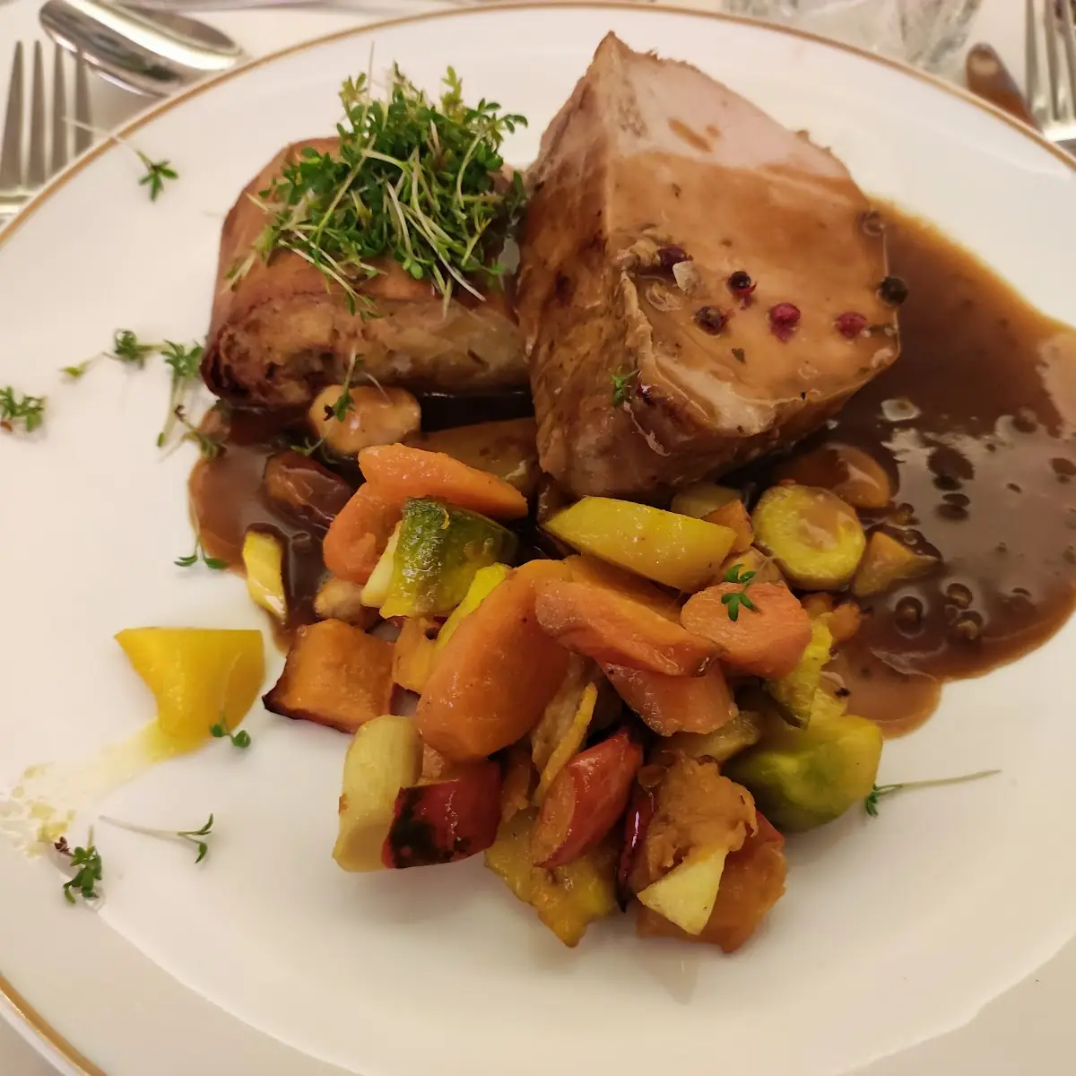 Schweinsfilet Mit Kartoffelstrudel Und Gemüse