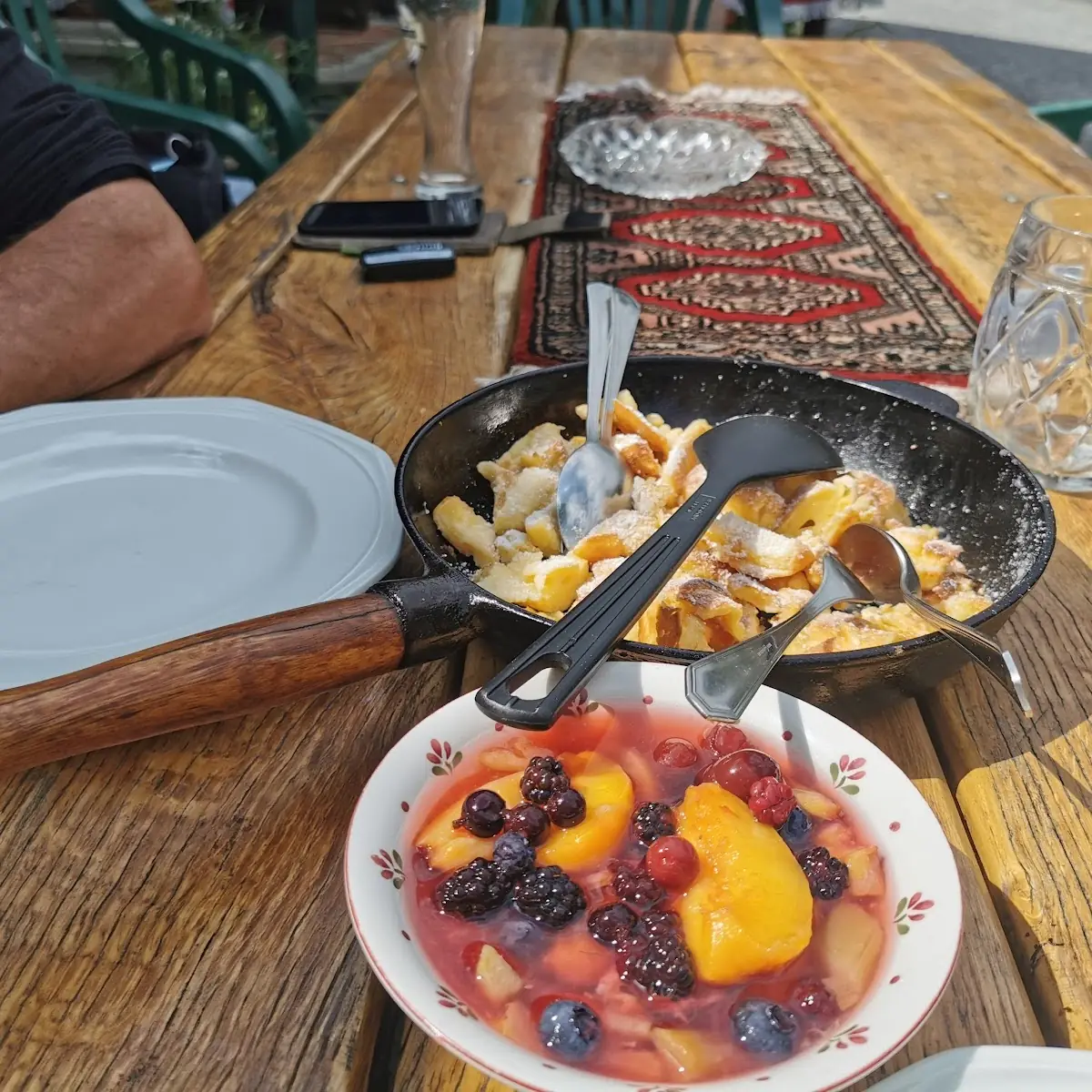 Kaiserschmarrn Mit Sommerlichen Früchtekompott