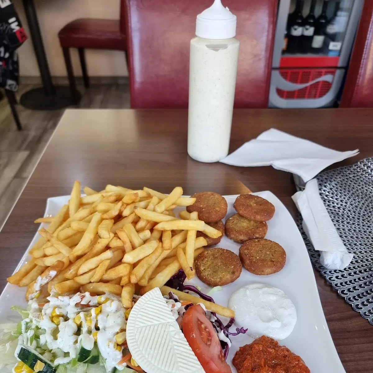 Falafel Teller Mit Salat Und Pommes