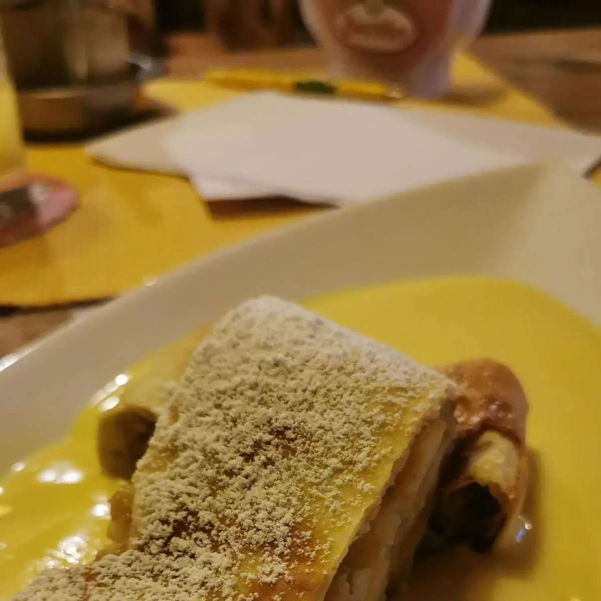 Apfelstrudel In Vanille Sauce