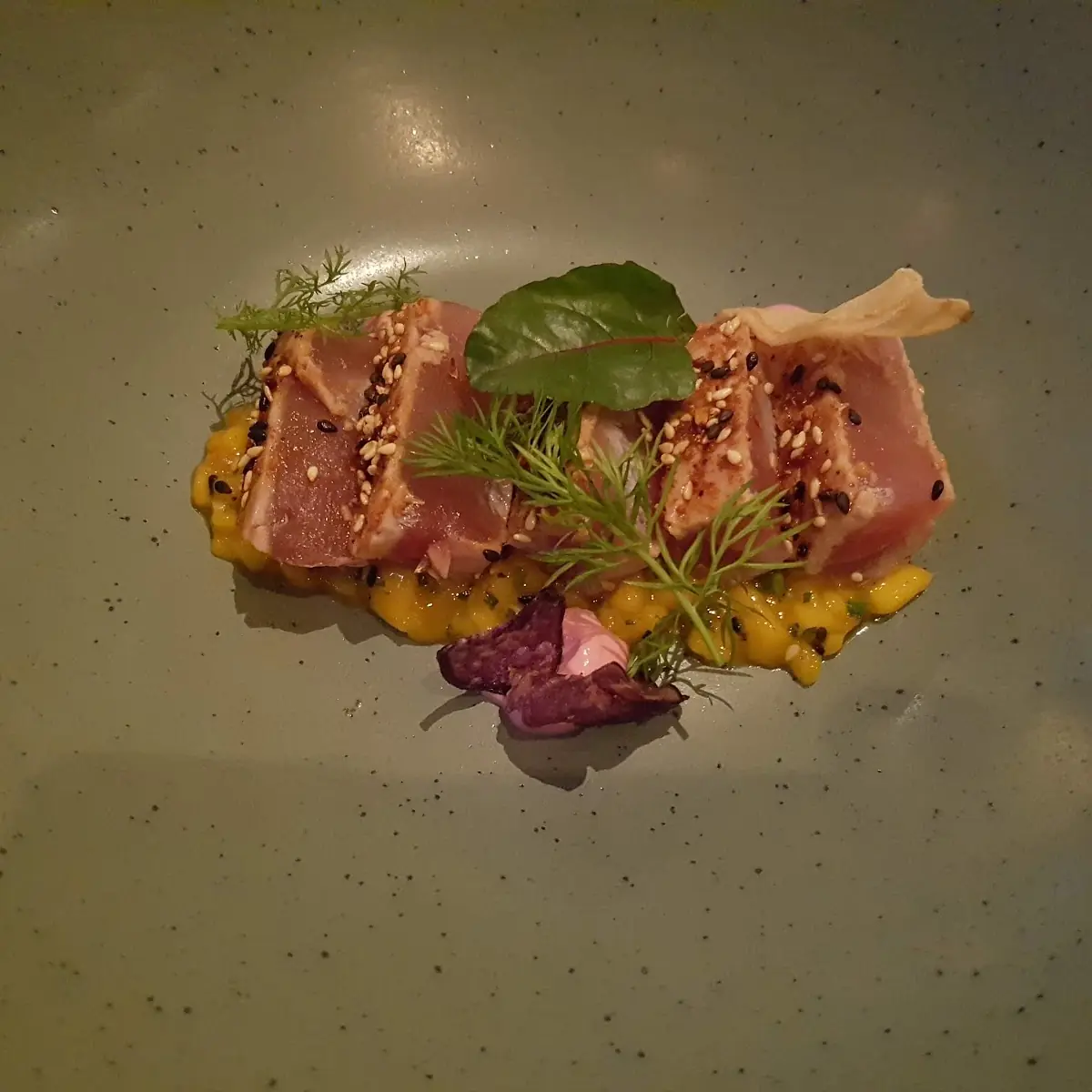 Gegrillter Thunfisch 7 Spices Mango Tartar Roterüben Creme Gemüsechip