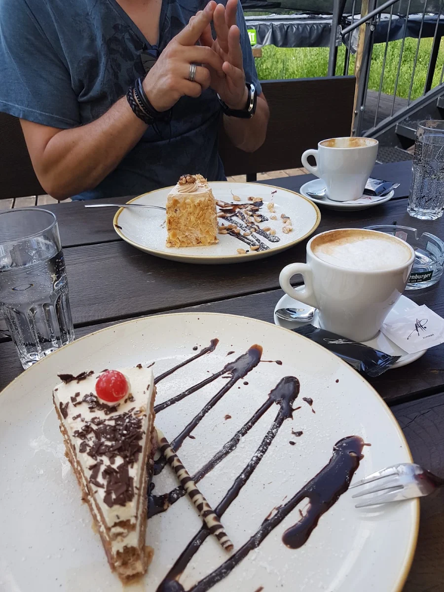 Cappuccino Schwarzwalderkirsch- Und Nuss-torte