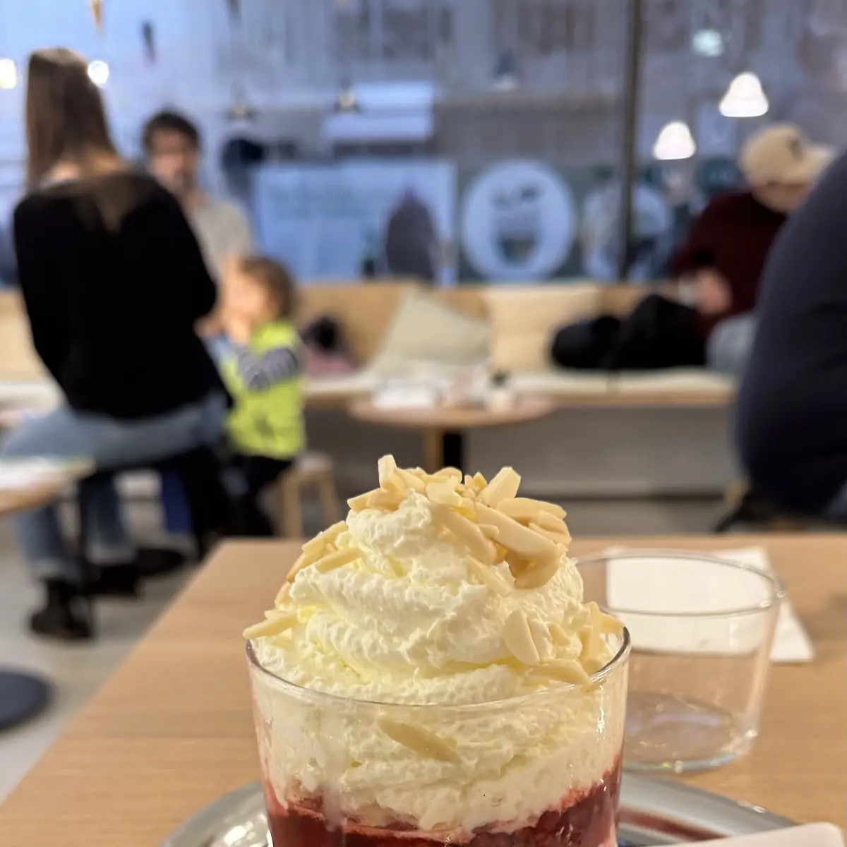 Vanilleeis Mit Heißen Himbeeren