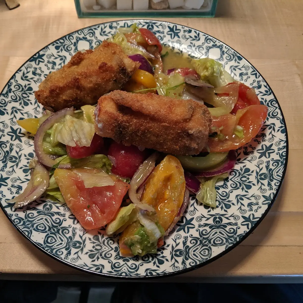 Gebackener Schafkäse Im Prosciuttomantel Auf Sommersalat Aus Fleischtomaten Und Avocados