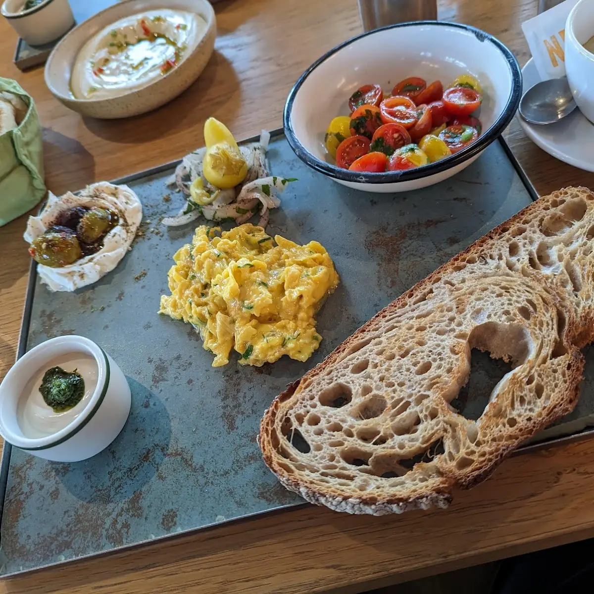 Israelisches Frühstück