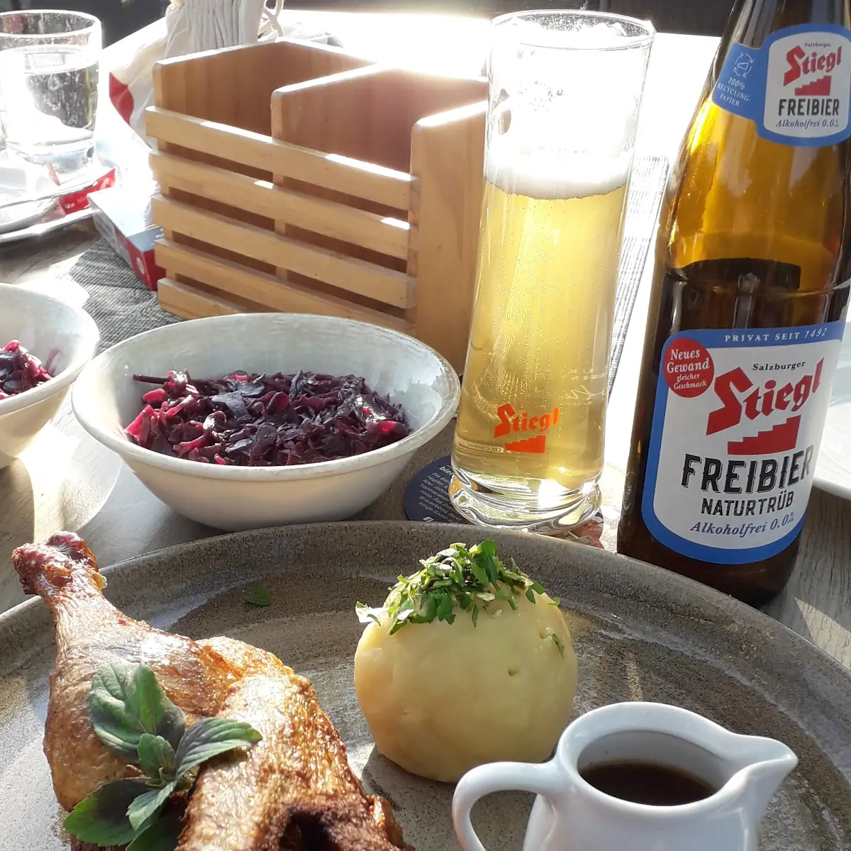 Ente Mit Rotkraut Und Erdäpfelknödel