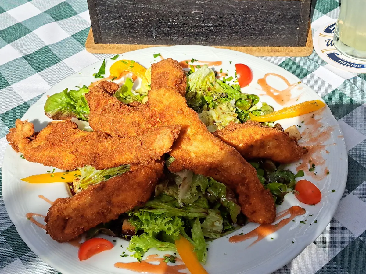 Gebackene Hühnerstreifen Auf Blattsalat