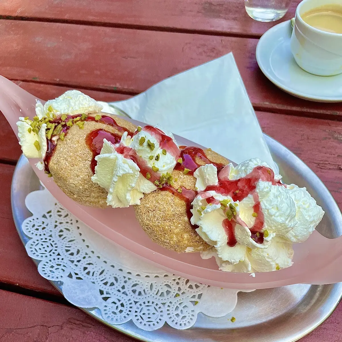 Eis-marillenknödel Mit Schlagobers Und Pistazien