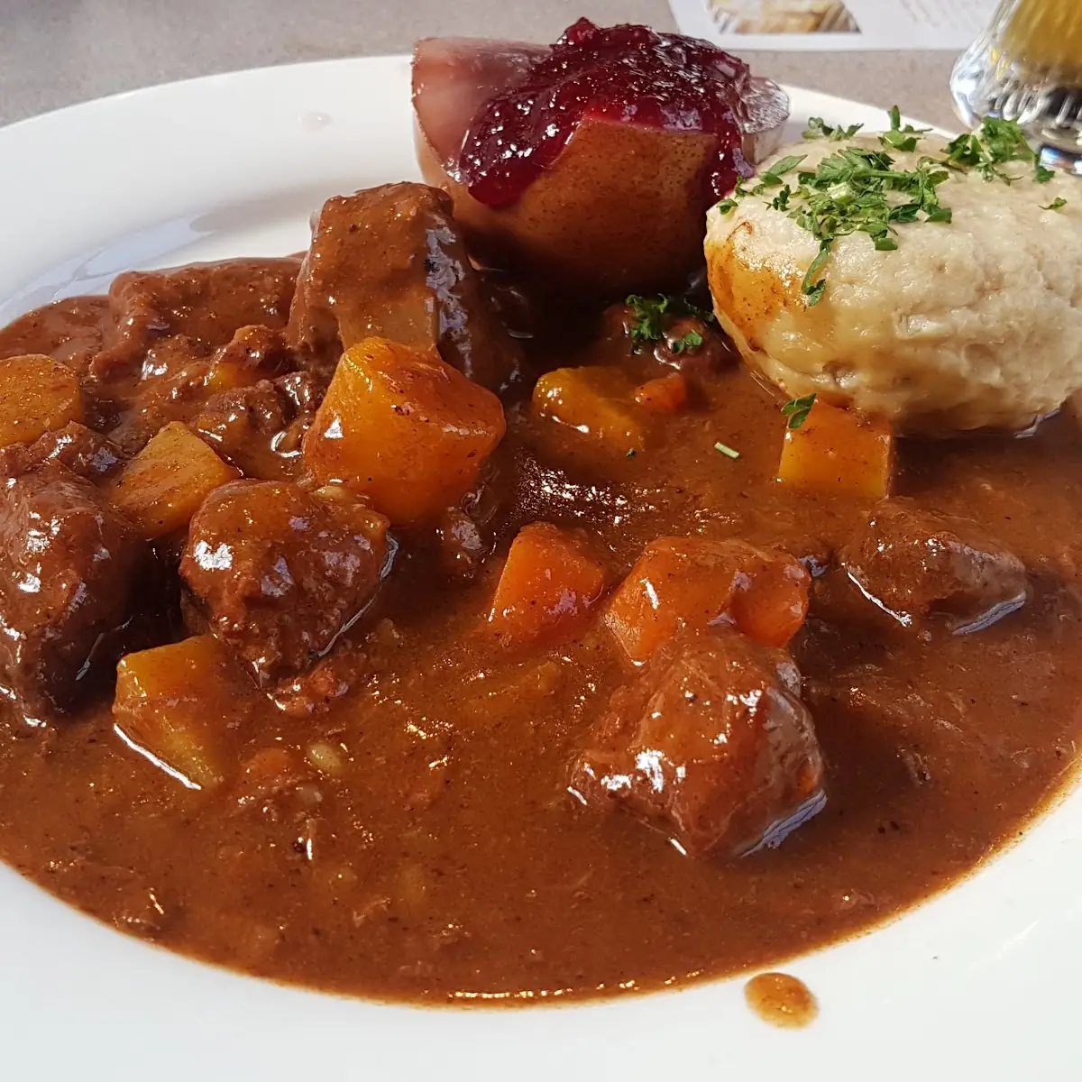 Hirschragout Mit Serviettenknödel