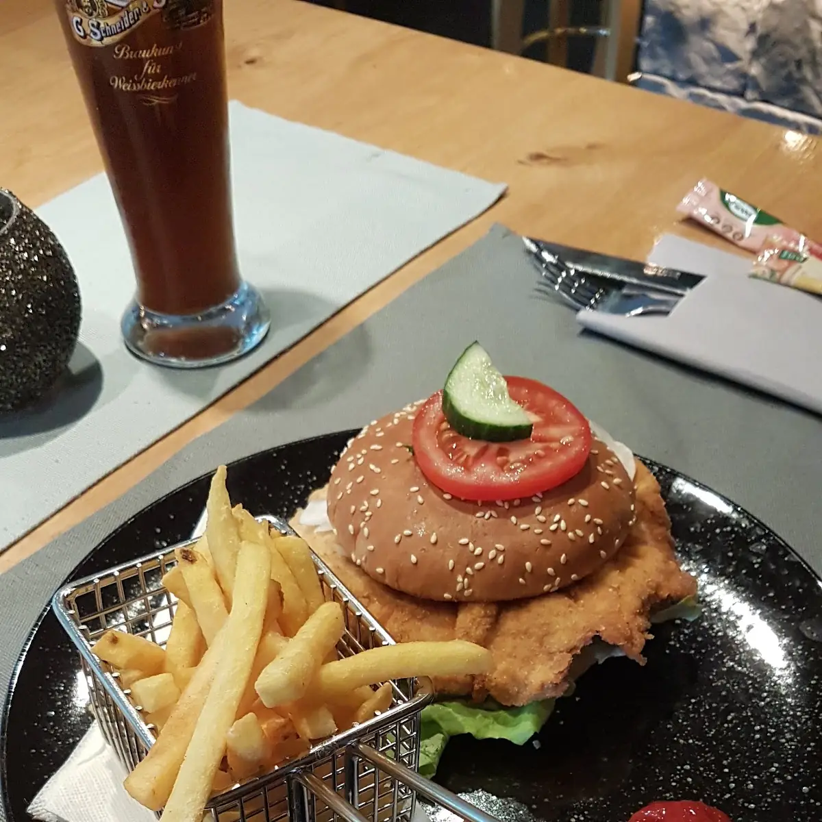 American Burger Mit Pommes Frites