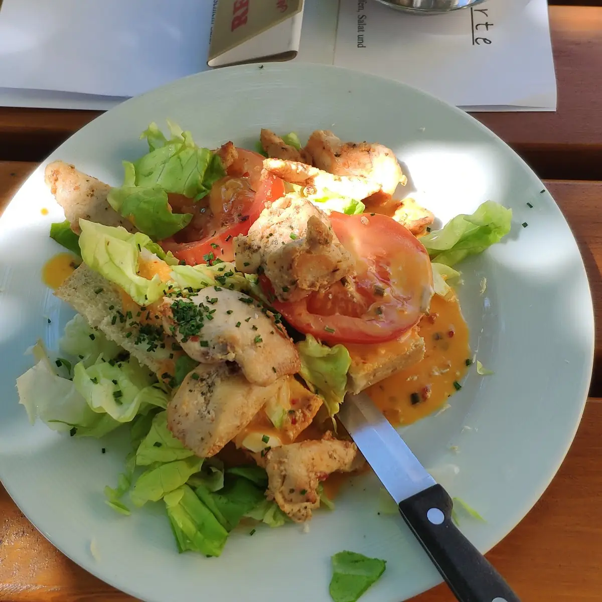 Gegrillte Hühnerstreifen Auf Fladenbrot Mit Cocktail-sauce