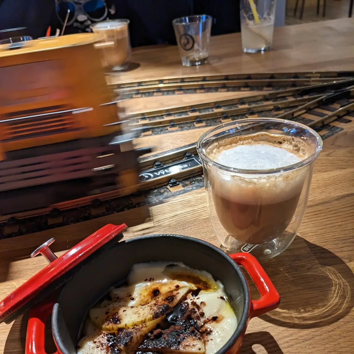 Grießbrei Mit Sauren Äpfeln Und Cappuccino