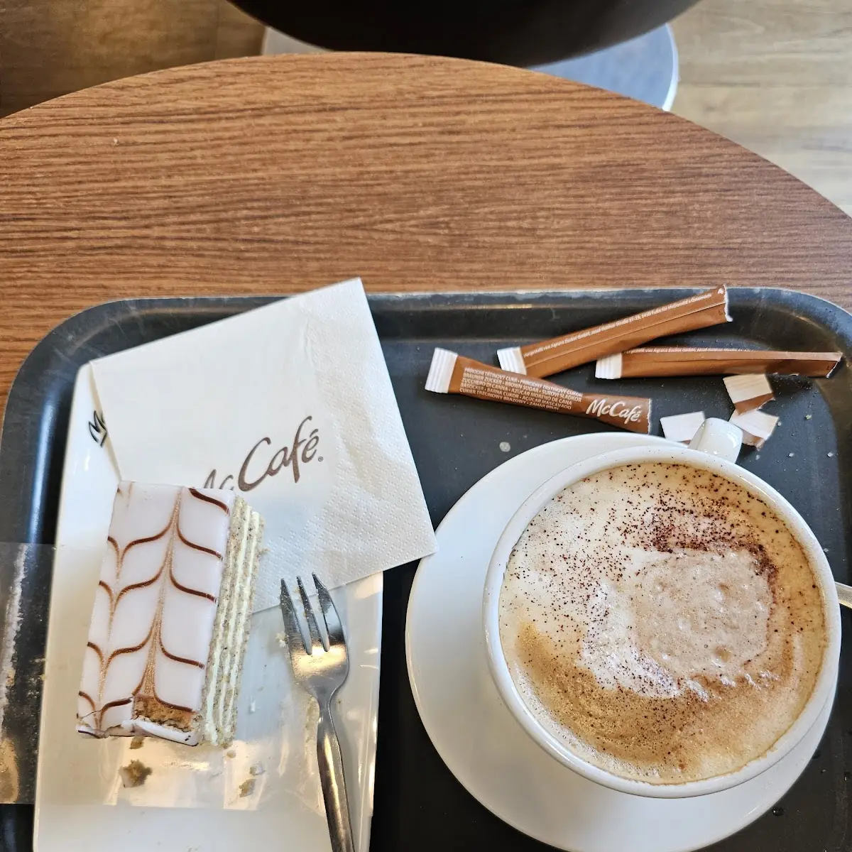 Esterhazy-schnitte Mit Cappuccino