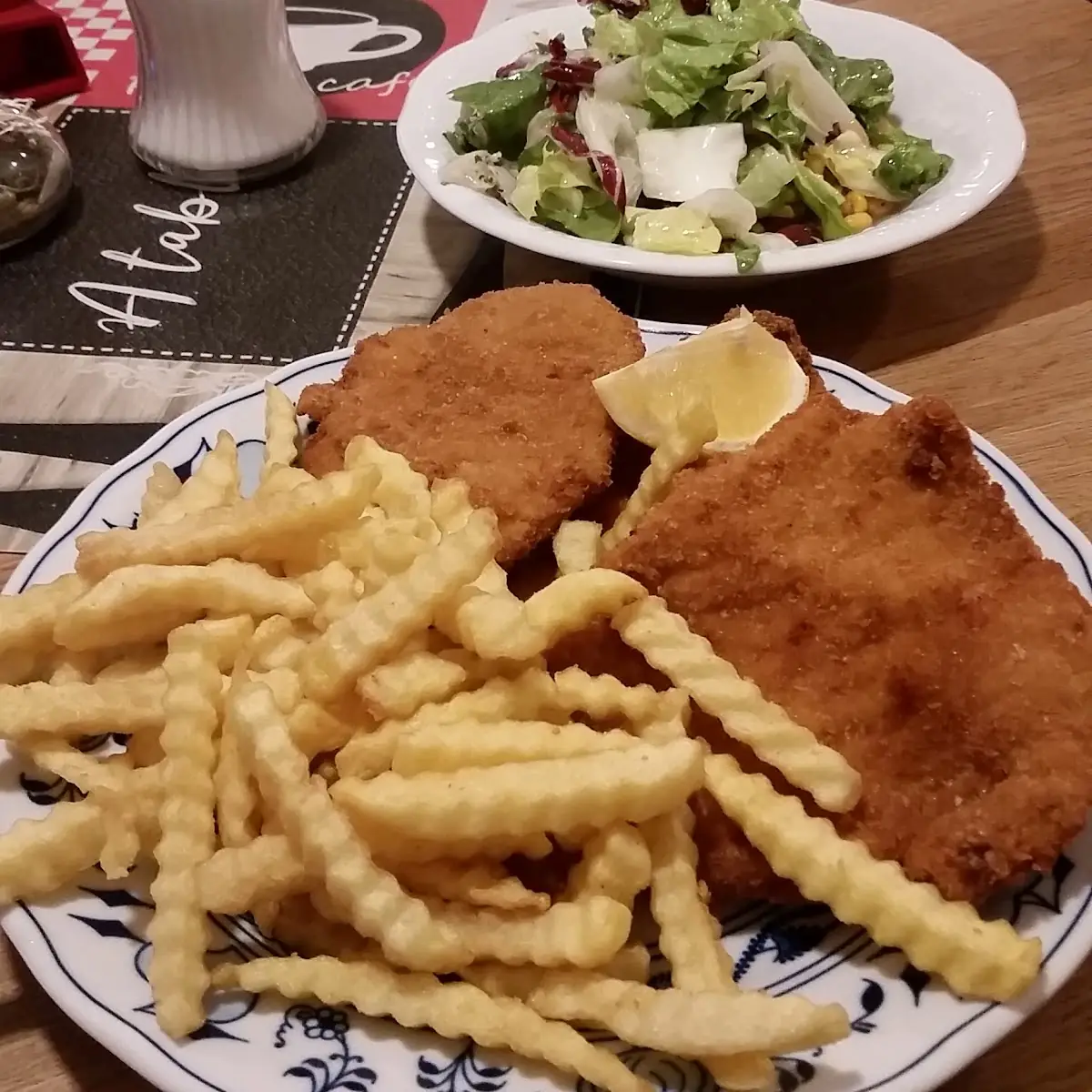 Wiener Schnitzel Mit Pommes Und Salat