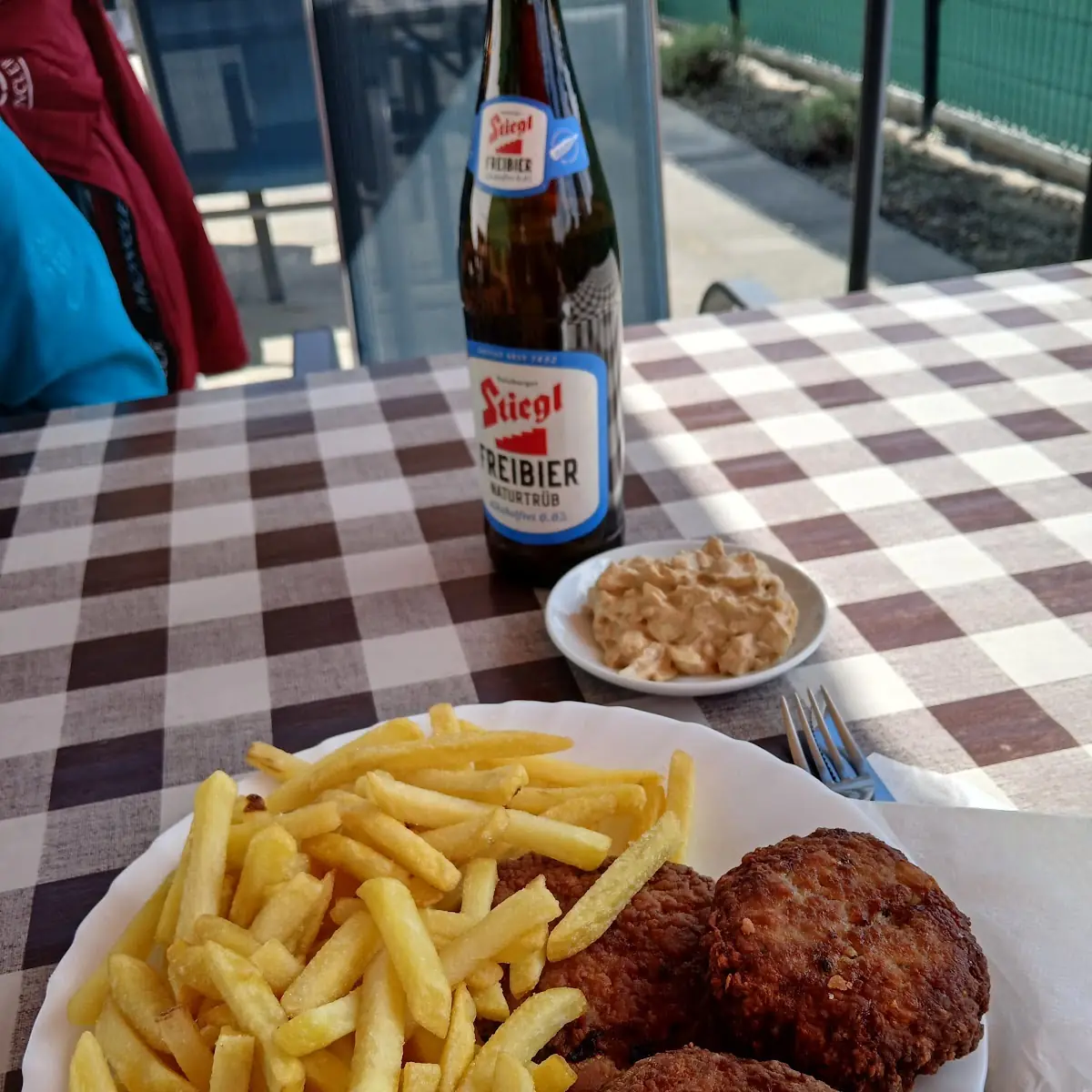 Fleischlaibchen Mit Pommes Und