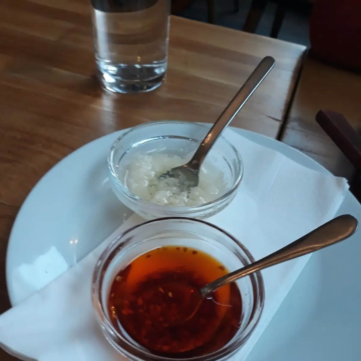 Beli Luk U Maslinovom Ulju I Ljuta Paprika U Istom