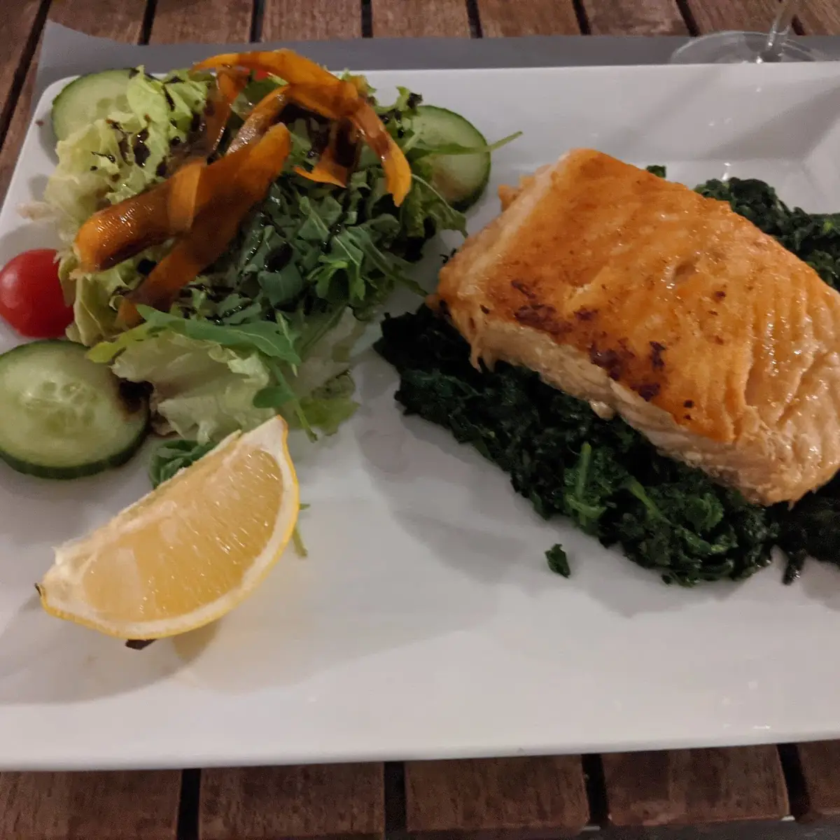 Lachs Mit Spinat Und Salat Mit Balsamico