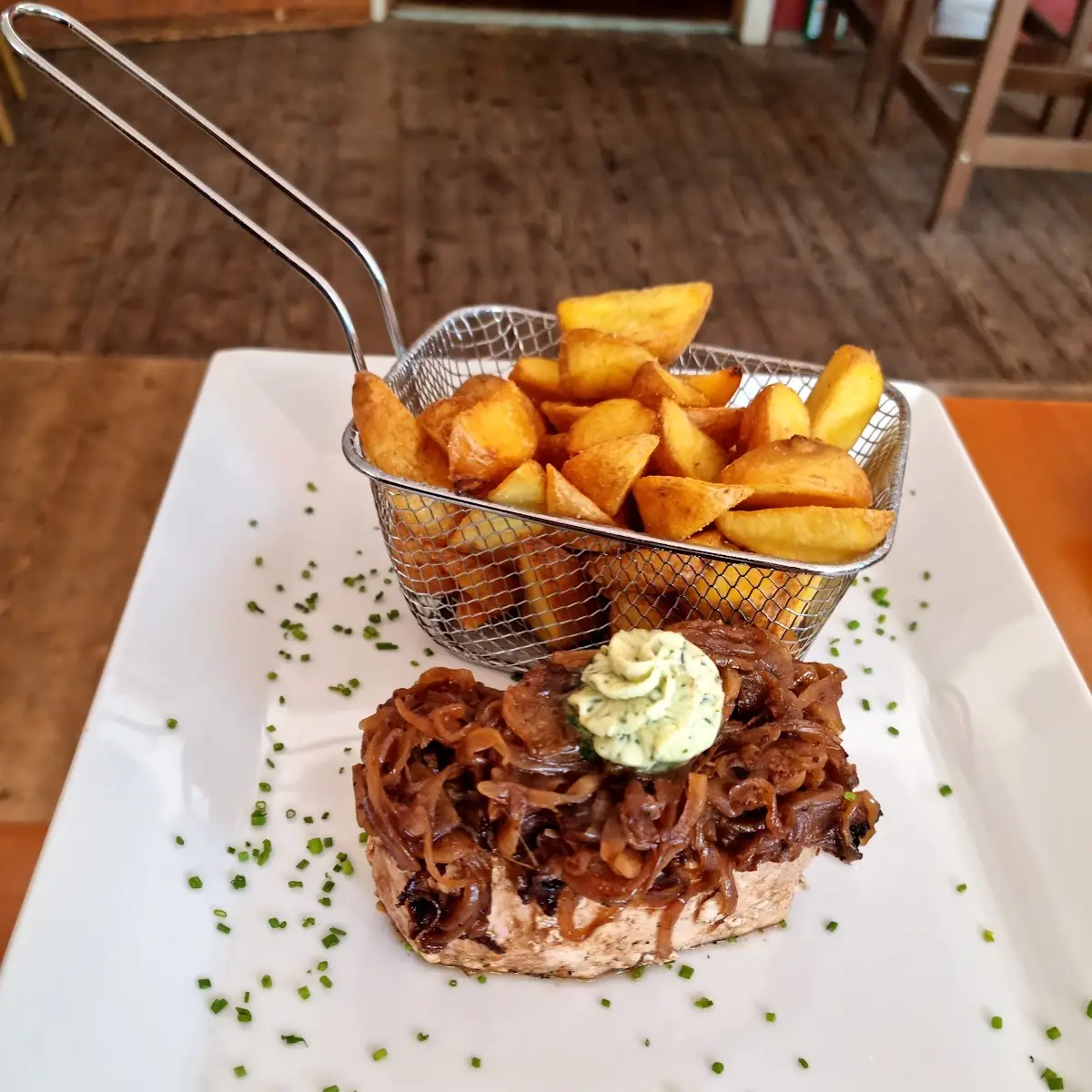 Steak Mit Pommes Und Gemüse