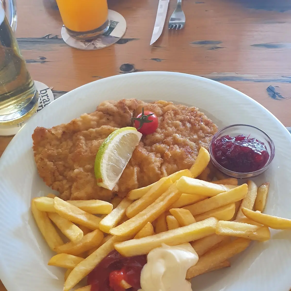 Wiener Schnitzel In Der Pfanne Gebraten Mit Pommes Frites