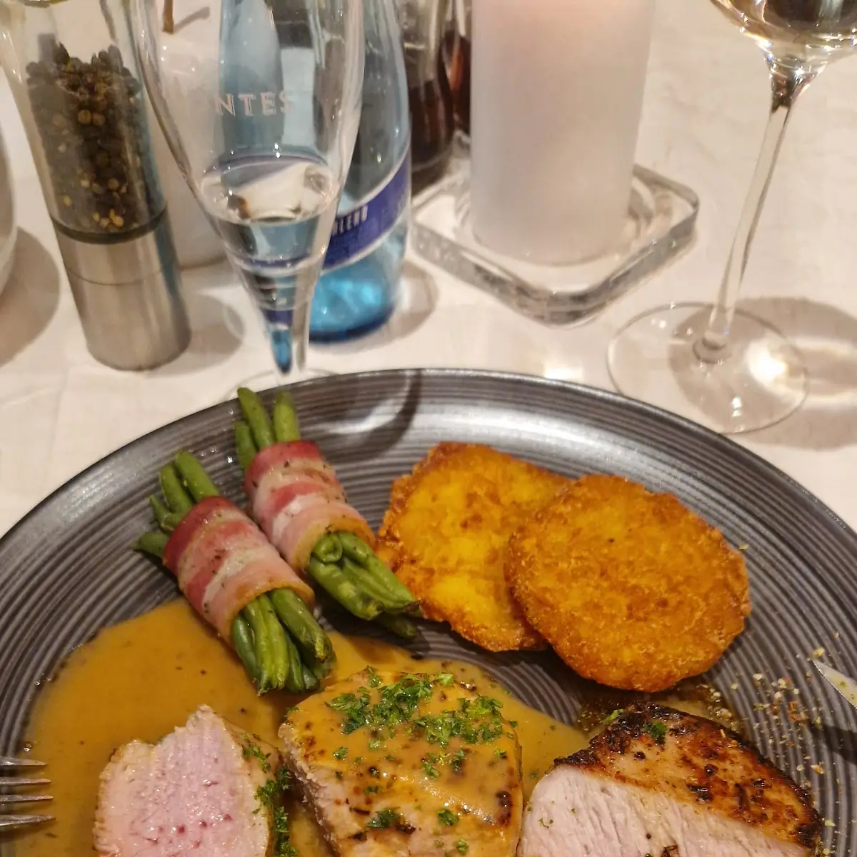 Schweinerückensteak Rosa Gebraten An Whiskyrahmsauce Mit Rösti Und Speckbohnen