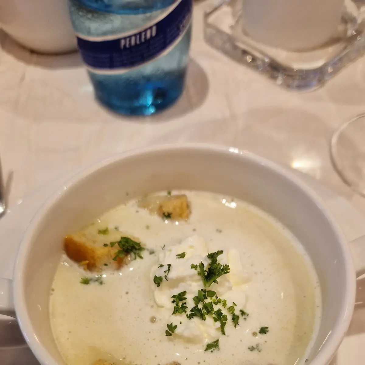Spargelcremesuppe Mit Sahnehäubchen Und Croutons