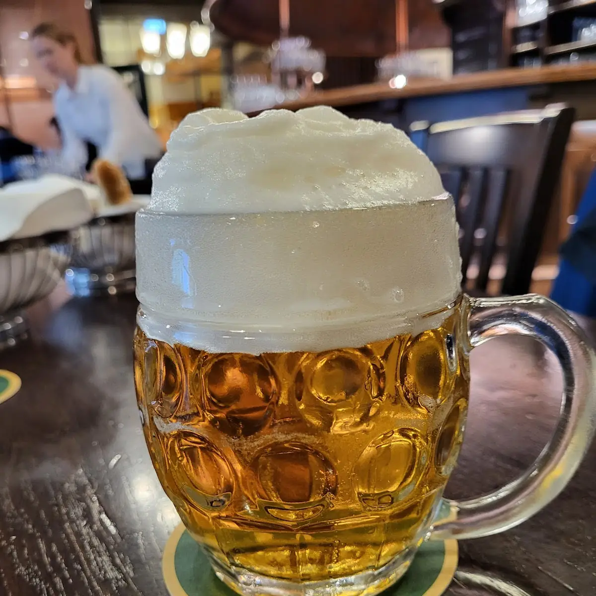 Gösser Spezial Von Oben Langsam Eingeschenkt
