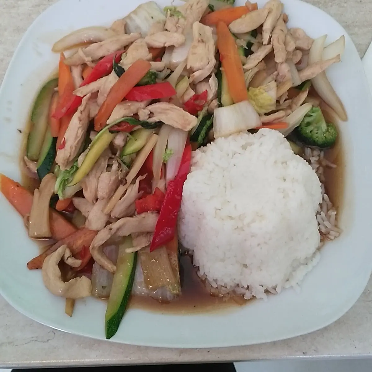 Nr 7 Auf Der Karte Gebratenes Hühnerfleisch Mit Gemüse Und Thai Basilikum Scharf